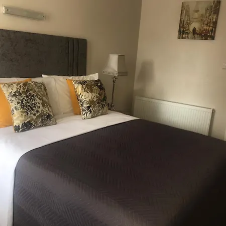 לינה וארוחת בוקר The Gardens Guest 3*